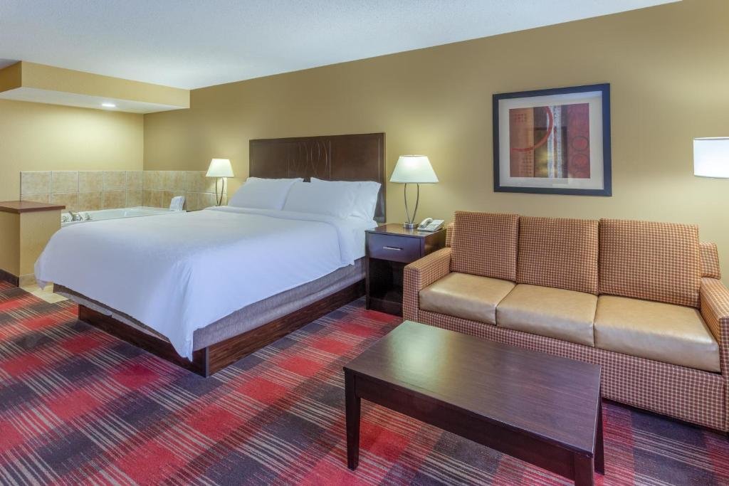Люкс Holiday Inn Express Hotel & Suites Bowling Green, an IHG Hotel