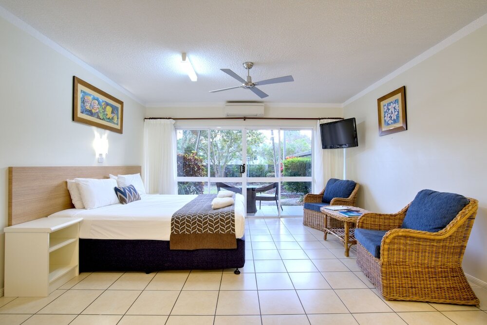 Люкс с балконом Cairns Queenslander Hotel & Apartments