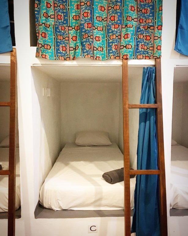 Кровать в общем номере с балконом Balangan Inn Surf Homestay