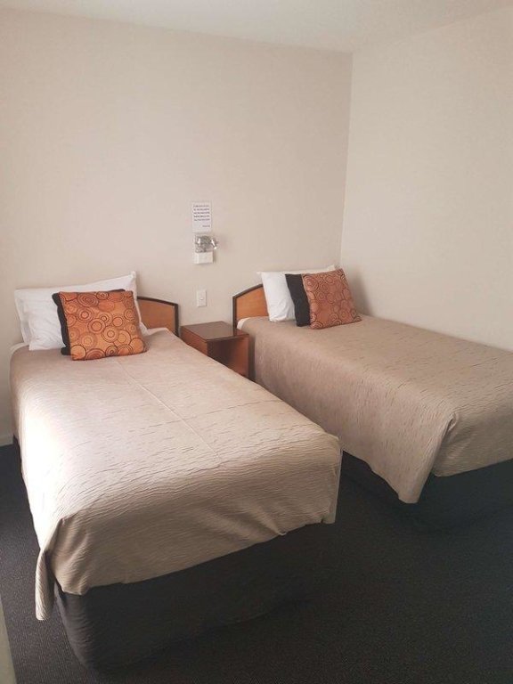 Кровать в общем номере Belconnen Way Hotel & Serviced Apartments