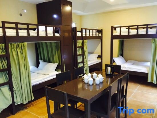 Кровать в общем номере (женский номер) Leshan Haiyun International Youth Hostel