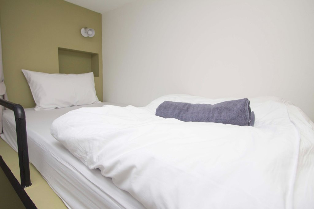 Кровать в общем номере (мужской номер) Super OYO 426 All Day Hostel at Sukhmvit