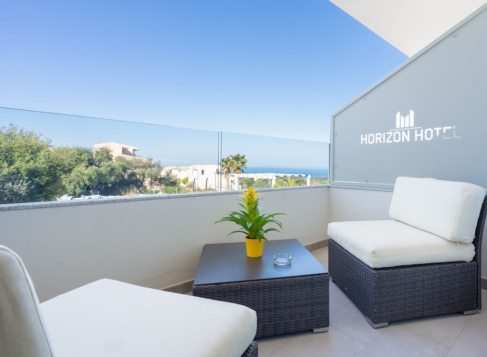 Трёхместный номер Deluxe c 1 комнатой с балконом и с видом на море Horizon Hotel Badesi