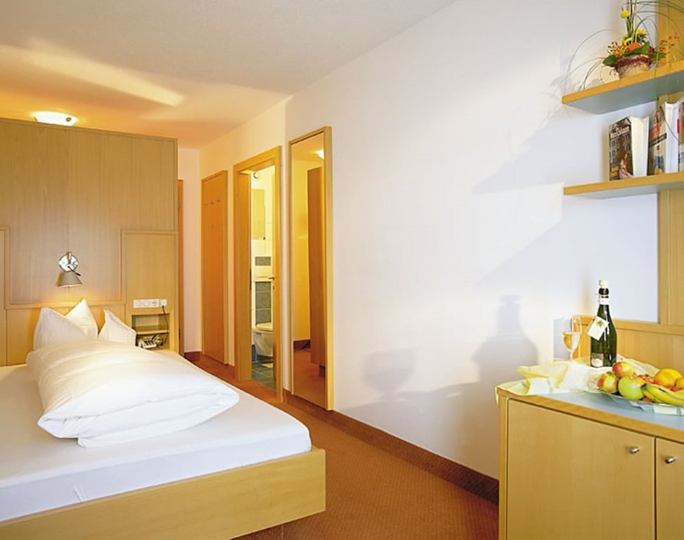 Standard Single room with balcony Hotel Vier Jahreszeiten