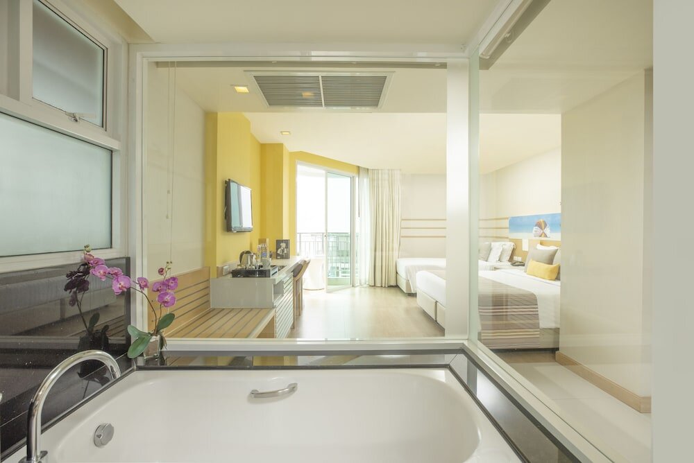 Standard Triple Family room with ocean view Pattaya Sea View Hotel - SHA Extra Plus