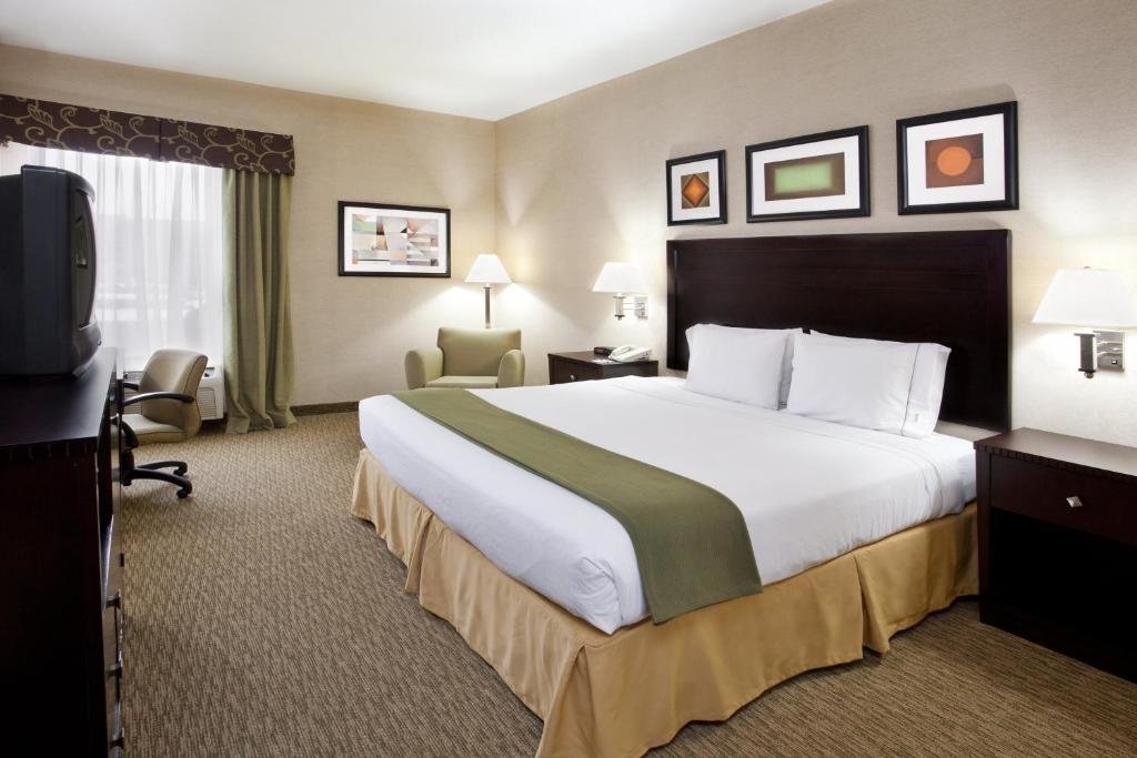 Двухместный номер Deluxe Holiday Inn Express Hotel & Suites Cleveland-Streetsboro, an IHG Hotel