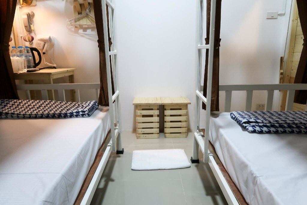 Кровать в общем номере Baan URT Suratthani Airport Hotel
