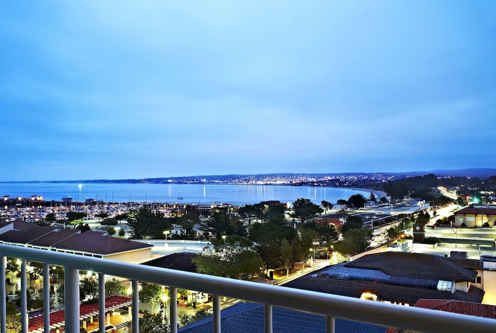 Четырёхместный номер Standard с видом на город Monterey Marriott