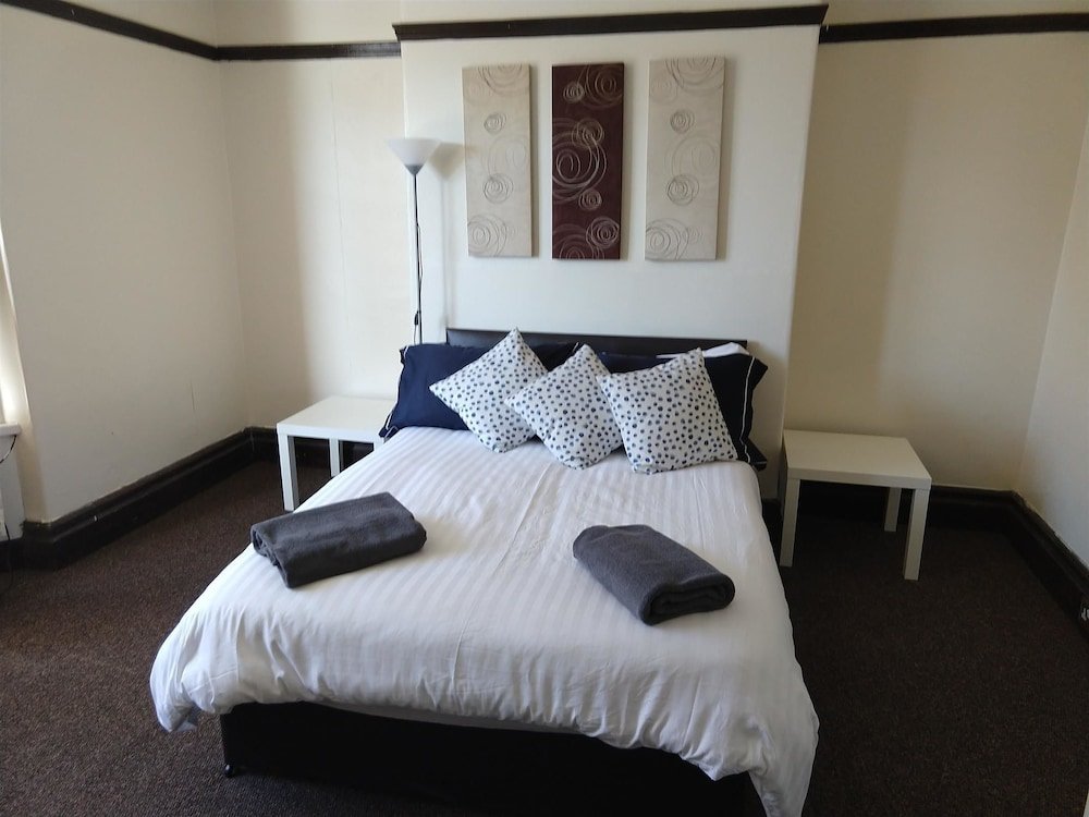 Standard room John St Town House - Self Catering - Guesthouse Style - Great Value Family and Double Rooms