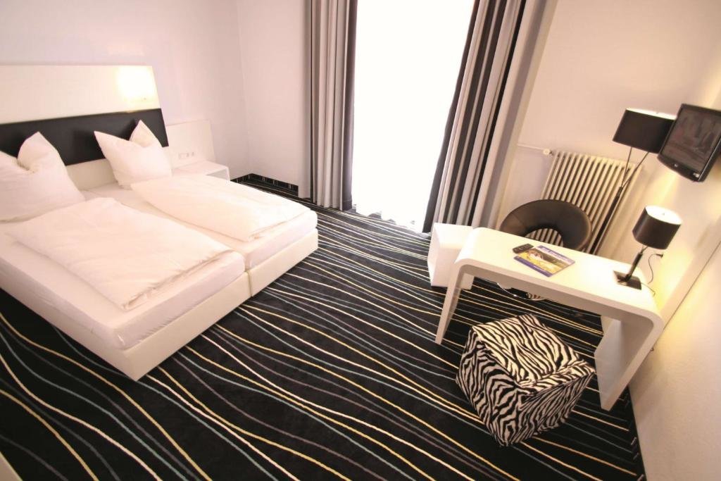 Standard Doppel Zimmer mit Balkon Sure Hotel