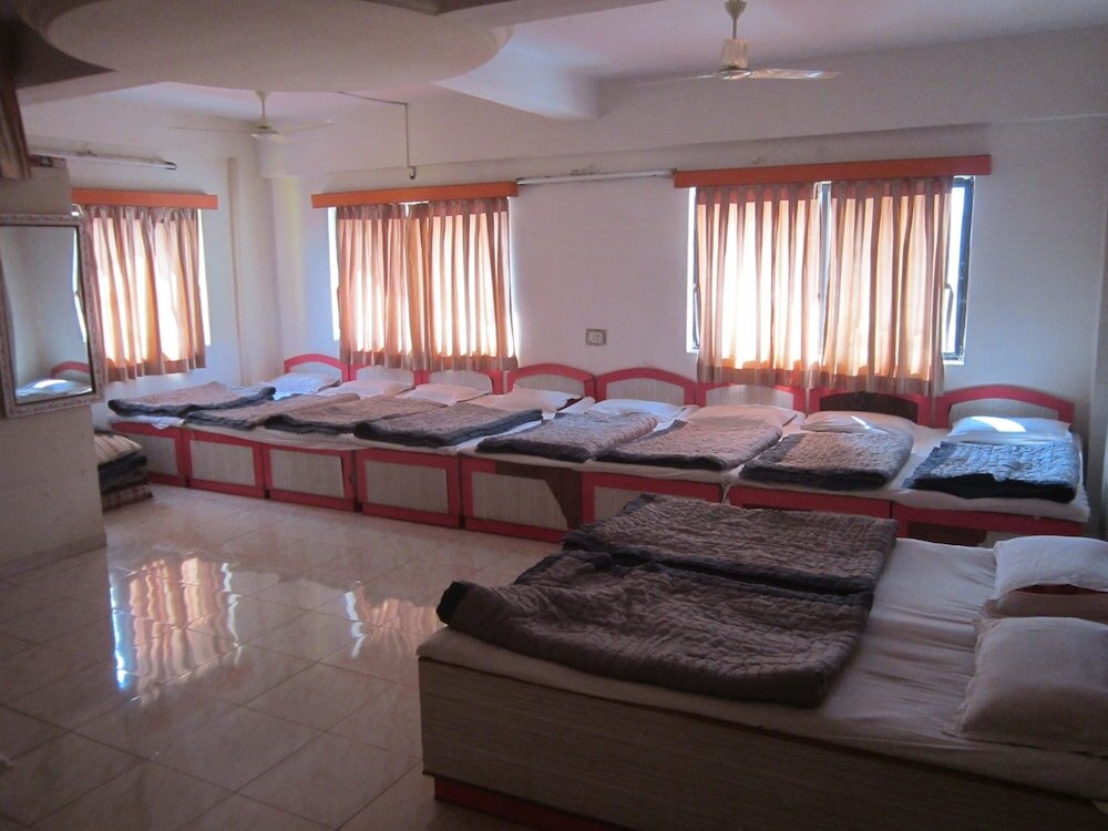 Кровать в общем номере Hotel Dhruv Palace