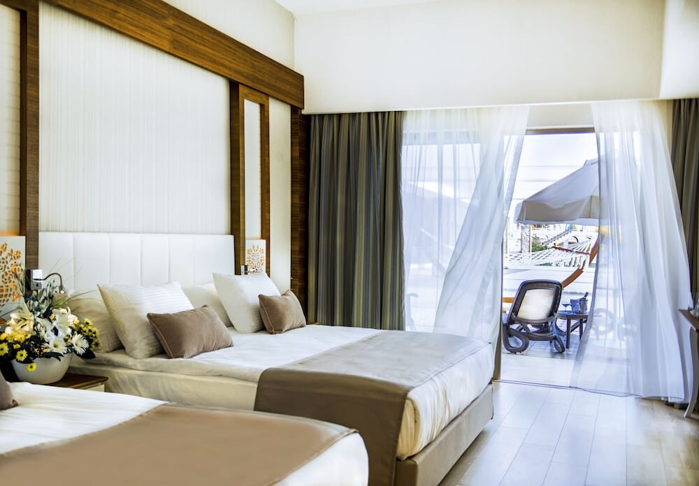 Номер Standard с балконом и с частичным видом на море Port Nature Luxury Resort