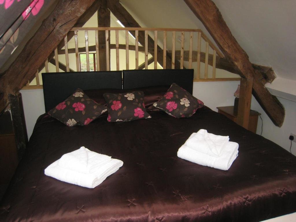 Коттедж с 2 комнатами Romeo Cottage - Sleeps 4 - Open Plan Barn - Private Hot Tub & Garden