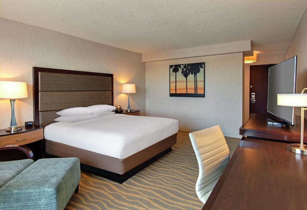 Двухместный номер Mobility Accessible with Roll-in Shower DoubleTree by Hilton San Diego-Mission Valley
