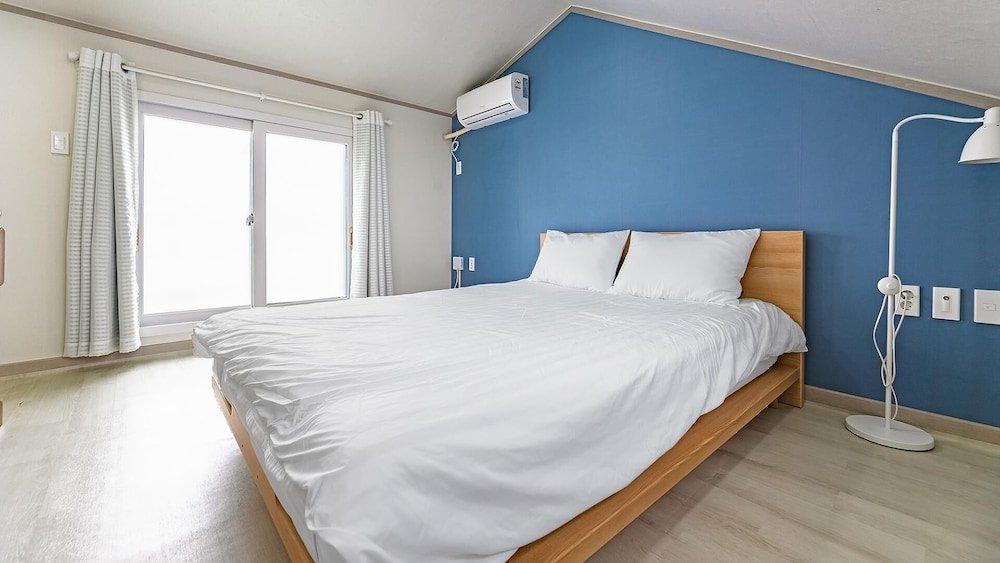 Standard Zimmer 1 Schlafzimmer mit Balkon und mit Meerblick Jeju Stay Dalggum Pension