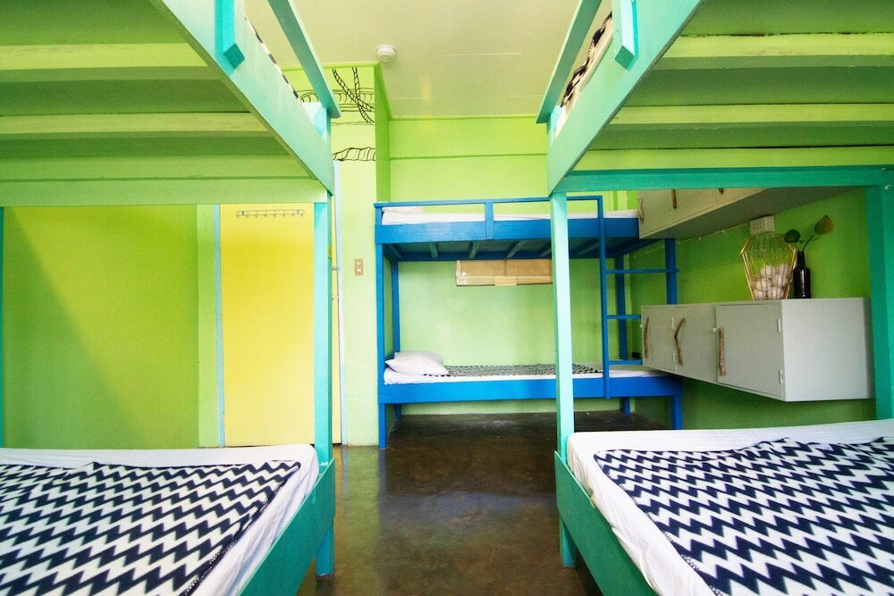 Cama en dormitorio compartido Go Surfari House