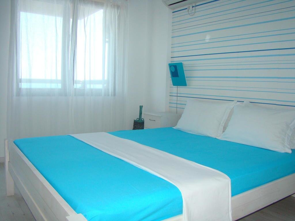 Гостевой дом Deep Blue Guest House 2* (14 отзыва) в Созополь, область  Бургас. Забронировать Deep Blue Guest House 2*, Morski Skali Street 61 8130  Sozopol,Morski Skali Street. Оплата картами МИР.