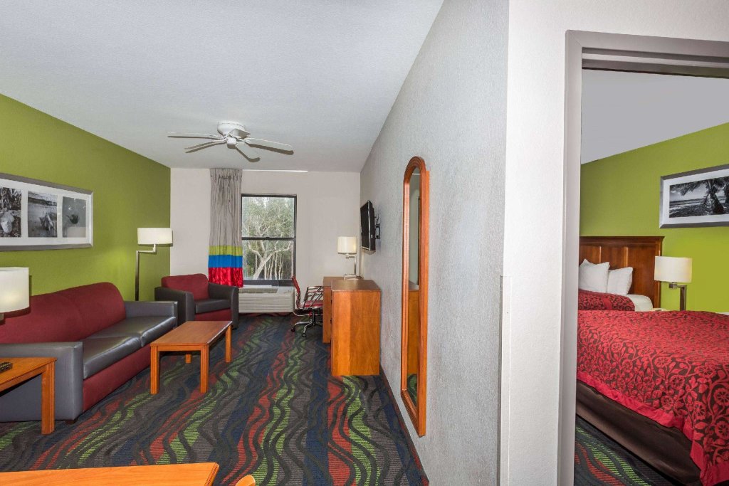 Четырёхместный номер Standard Days Inn & Suites by Wyndham Fort Myers Near JetBlue Park