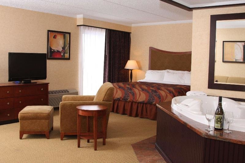 Номер Standard с балконом Best Western Plus Oswego Hotel and Conference Center
