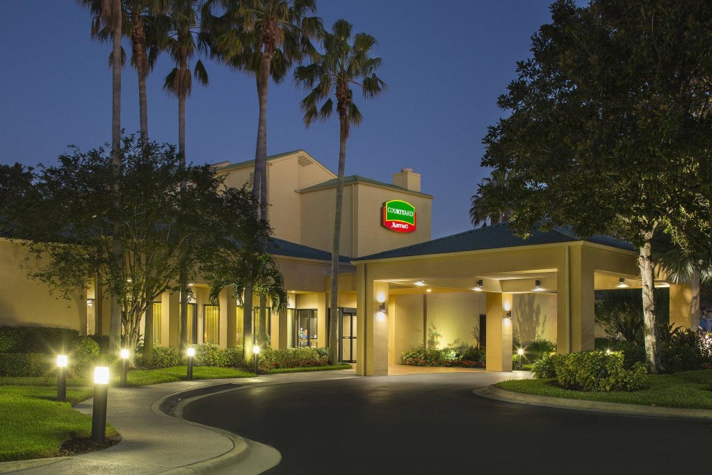 Habitación doble Estándar con vista a la piscina Courtyard Orlando International Drive/Convention Center