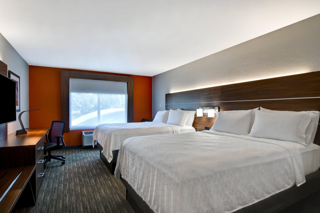Четырёхместный номер Standard Holiday Inn Express Hotel & Suites Anderson I-85 - HWY 76, Exit 19B, an IHG Hotel