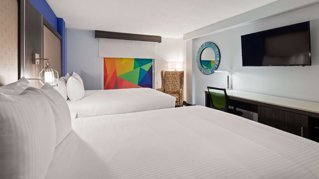 Четырёхместный номер Standard Best Western Plus Executive Residency Denver-Central Park Hotel