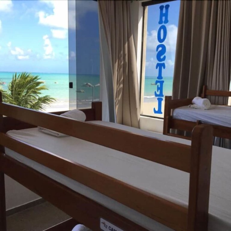 Кровать в общем номере с 4 комнатами с красивым видом из окна Maraga Beach Hostel
