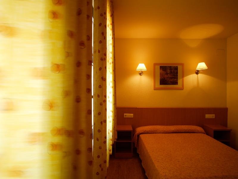 Кровать в общем номере с 3 комнатами Pins Platja Apartments