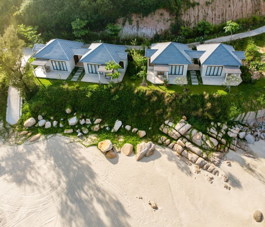 Полулюкс с балконом и beachfront Crown Retreat Quy Nhon Resort