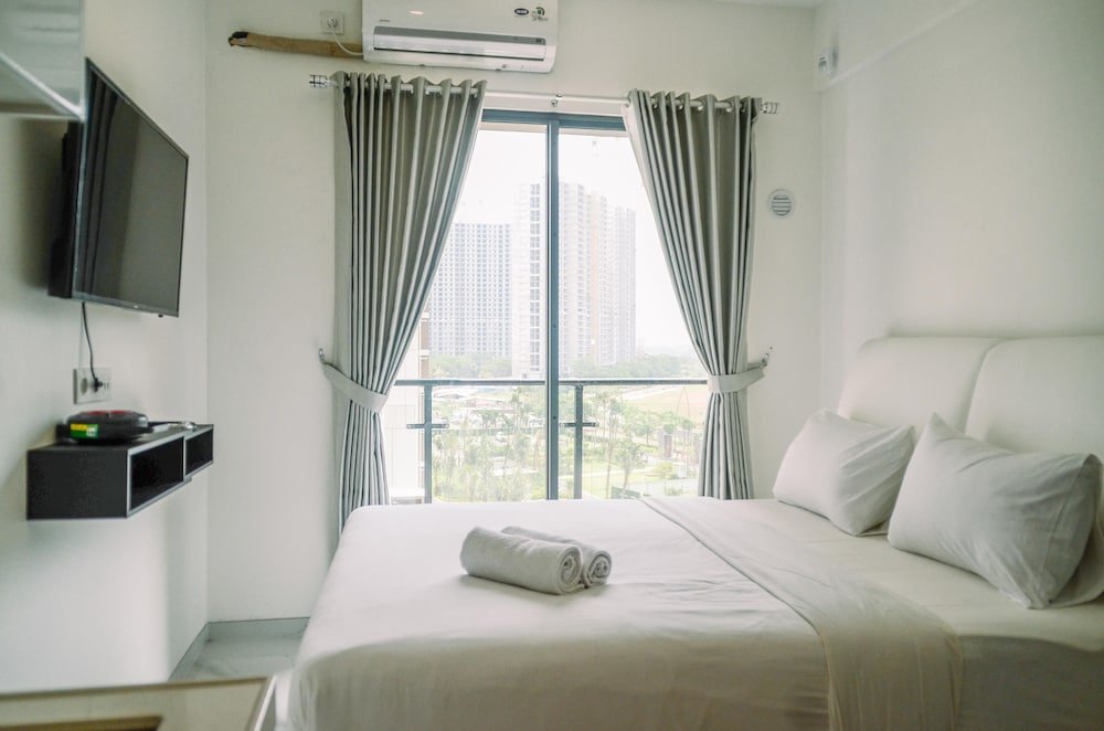 Standard Zimmer Comfortable Studio With Pool View At Sky House Bsd Apartment