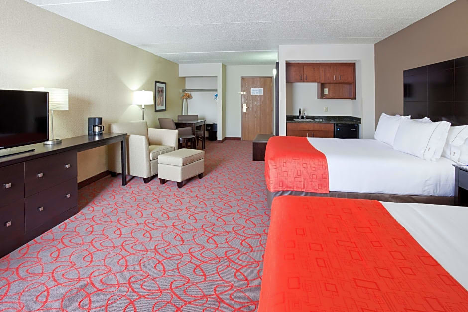 Deluxe Quadruple room Holiday Inn Express & Suites Bloomington West, an IHG Hotel
