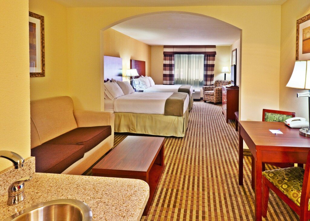 Двухместный люкс Holiday Inn Express & Suites Ponca City, an IHG Hotel