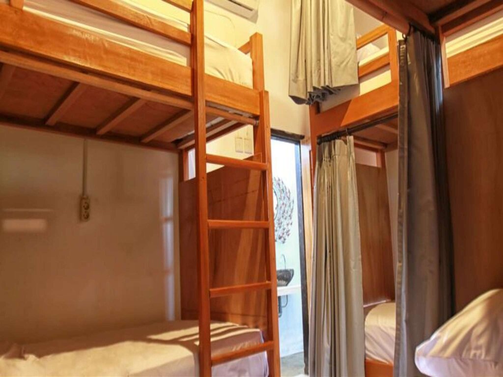 Кровать в общем номере Halaman Depan Hostel
