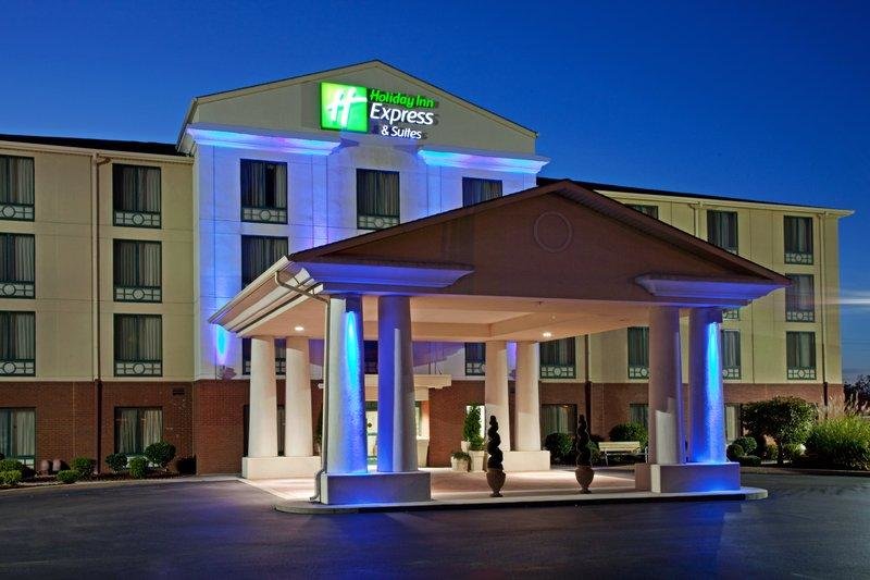 Кровать в общем номере Holiday Inn Express Hotel & Suites Murray, an IHG Hotel