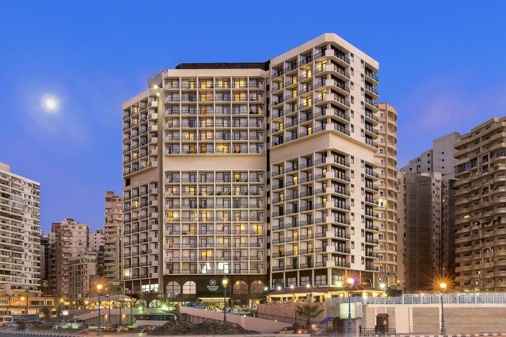 Двухместный люкс клубный High Floor Royal с балконом и seafront Sheraton Montazah Hotel