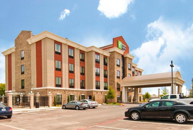 Кровать в общем номере Holiday Inn Express & Suites San Antonio SE by AT&T Center, an IHG Hotel