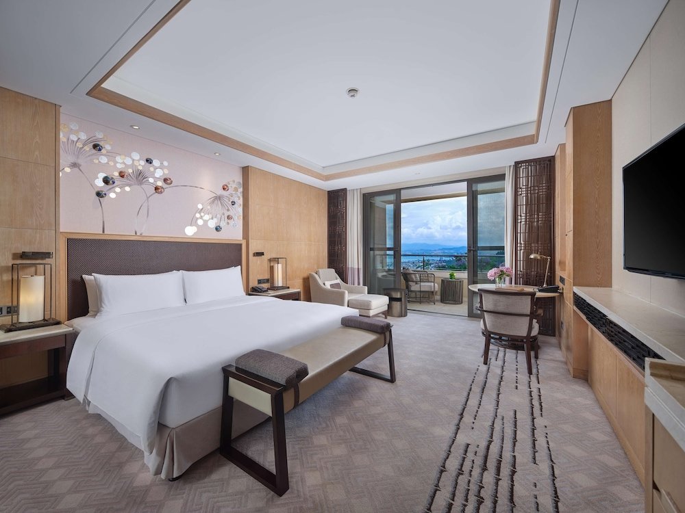 Двухместный номер Deluxe с балконом и с видом на озеро Hilton Dali Resort & Spa