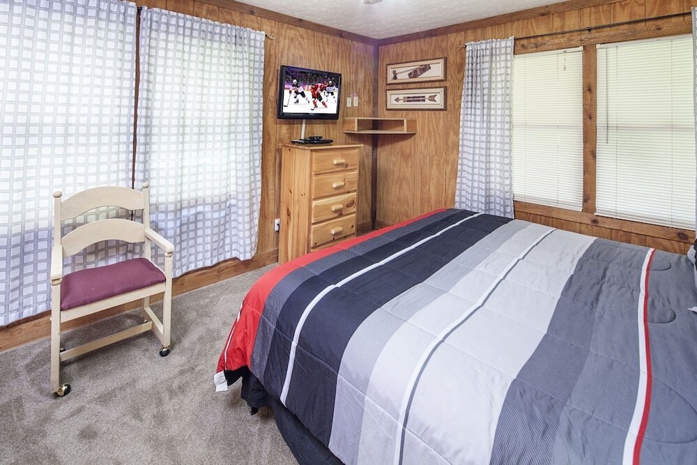 Standard room Er31 - Grandma And Granpaws Place - Great Location - Close To Parkway In Pf 2 Bedroom Cabin by RedAwning
