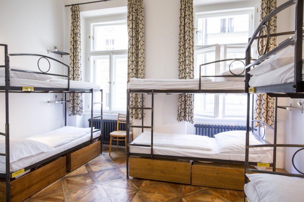 Кровать в общем номере (мужской номер) Sophie's Hostel