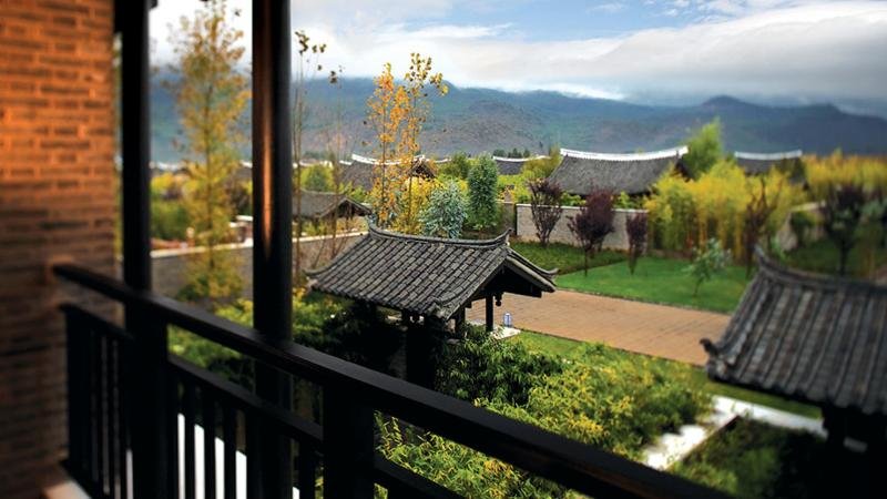 Suite with balcony and with mountain view Banyan Tree Lijiang