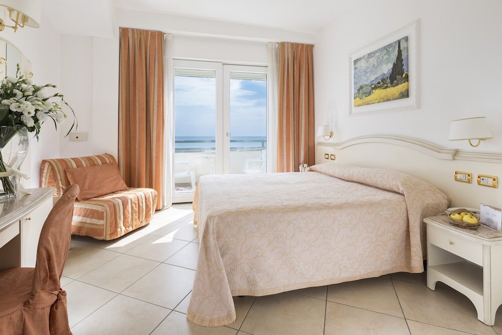 Трёхместный номер Superior с балконом и с видом на море Hotel Acapulco