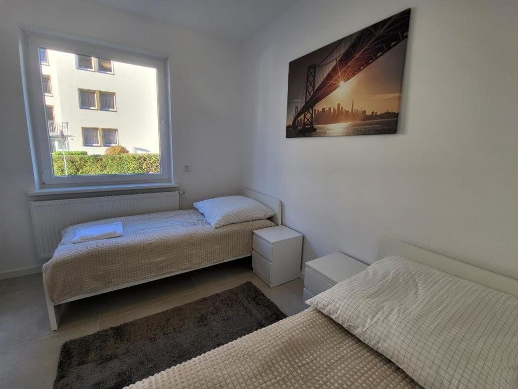 Standard Doppel Zimmer Monteurzimmer mit zwei einzelnen Betten in einer 3Zi Wohnung mit Küche und Bad