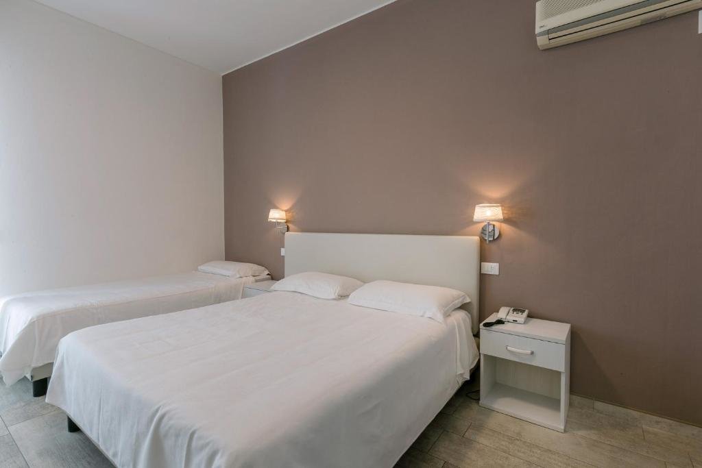 Standard Triple room with balcony Hotel Saviola