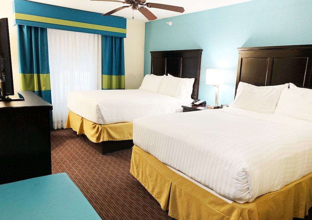 Четырёхместный люкс Holiday Inn Express Hotel & Suites Gainesville, an IHG Hotel