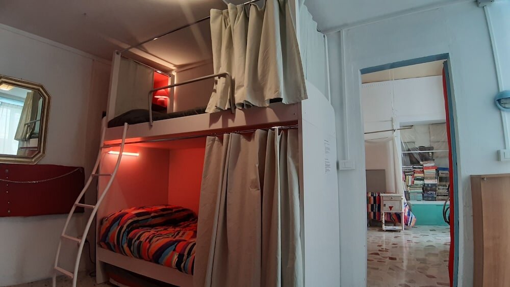 Кровать в общем номере с балконом Exclusive