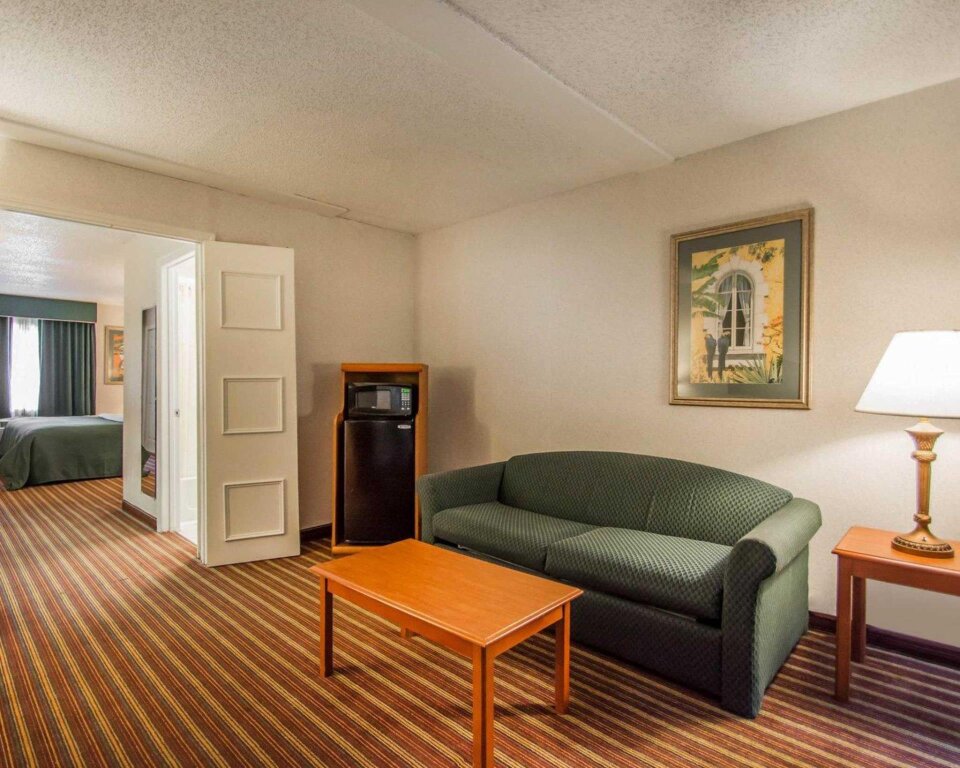 Double suite Quality Inn & Suites at Tropicana Field