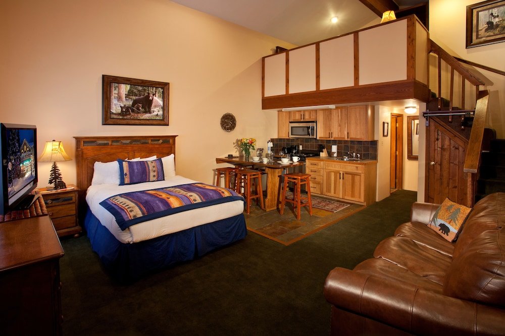 Люкс Deluxe Cottam's Lodge by Alpine Village Suites
