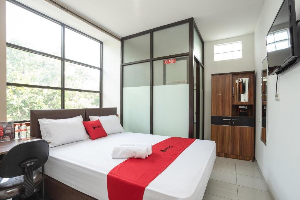 Standard double chambre RedDoorz near Eka Hospital BSD City