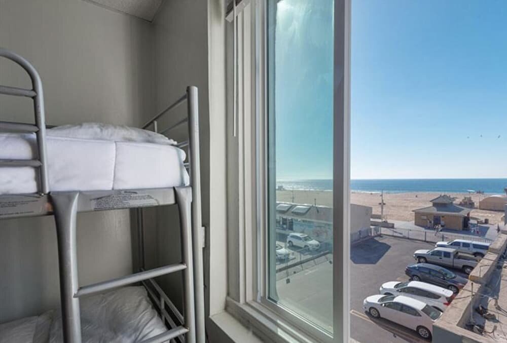 Cama en dormitorio compartido (dormitorio compartido femenino) con vista al océano ITH Los Angeles Beach Hostel
