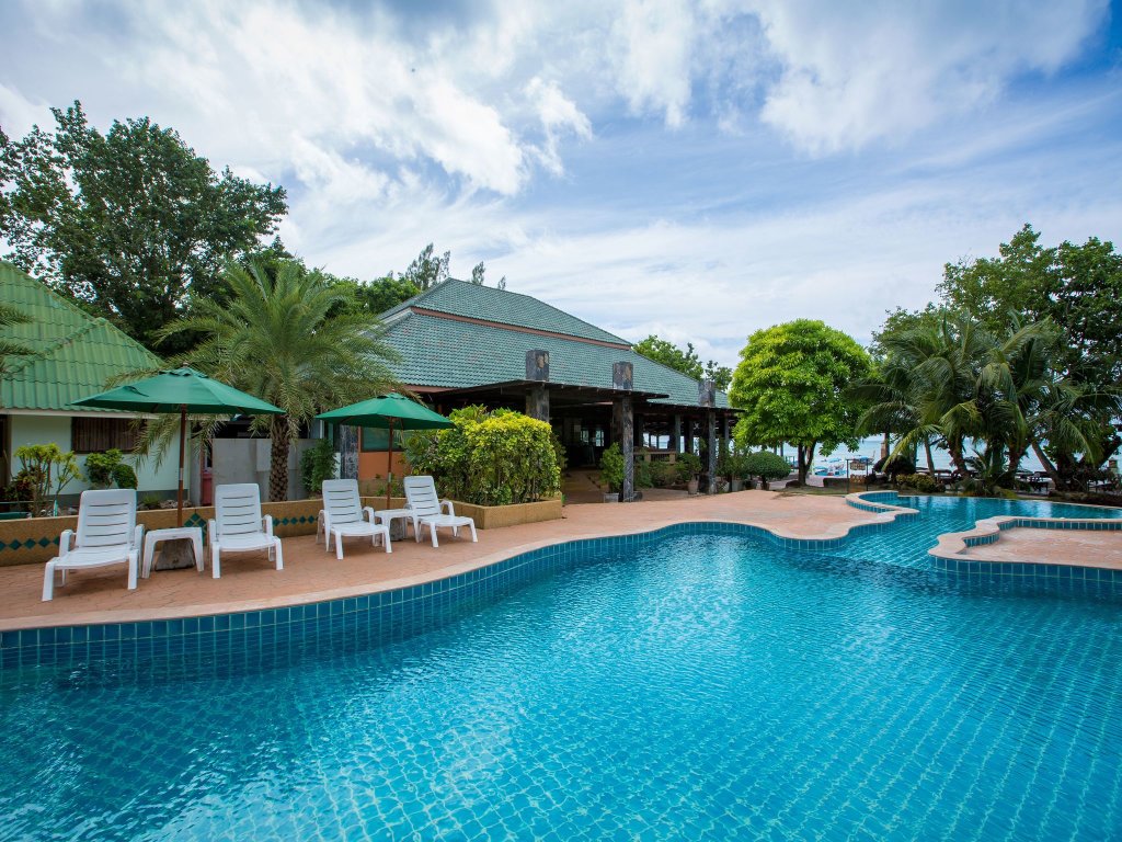 Кровать в общем номере Phi Phi Andaman Beach Resort-SHA Plus